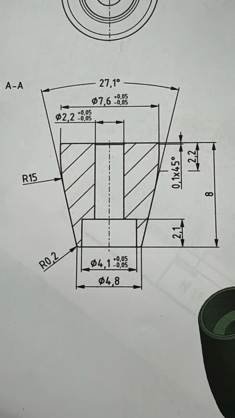 Eine technische Zeichnung zeigt einen Querschnitt eines Bauteils mit verschiedenen Maßen und Toleranzen, einschließlich Durchmesser, Radien und Winkel.